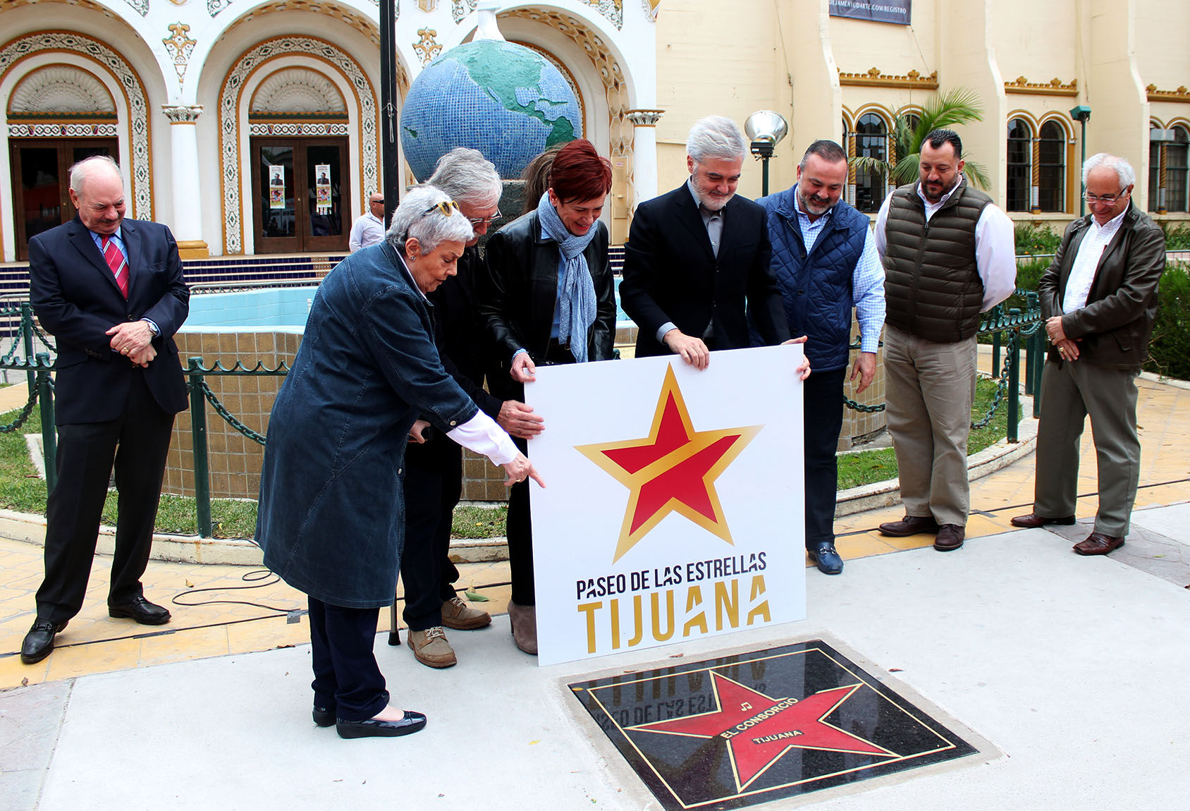 Devela su placa el grupo español El Consorcio en “Paseo de las Estrellas Tijuana”