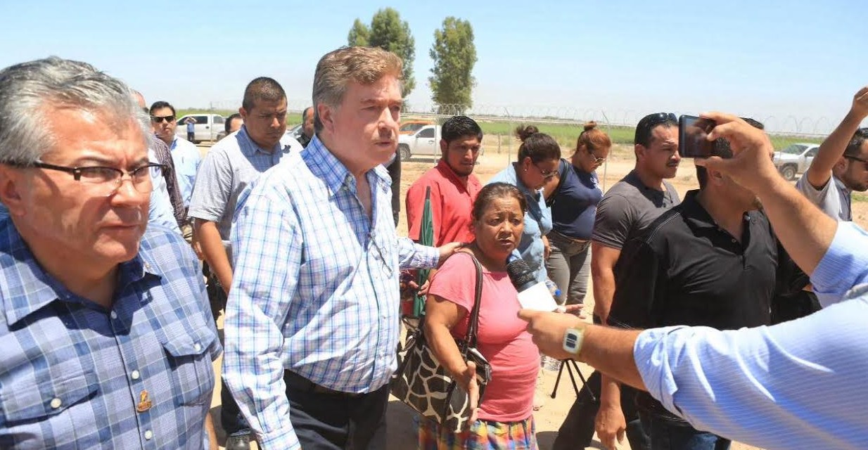 Gobernador y Alcalde atienden a afectados del incendio en el Valle de Mexicali