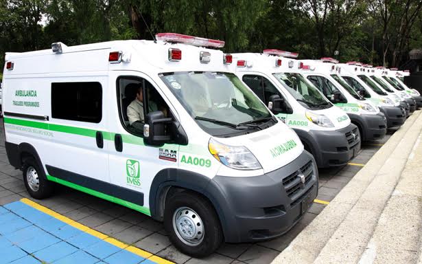 Entrega el IMSS nuevas ambulancias