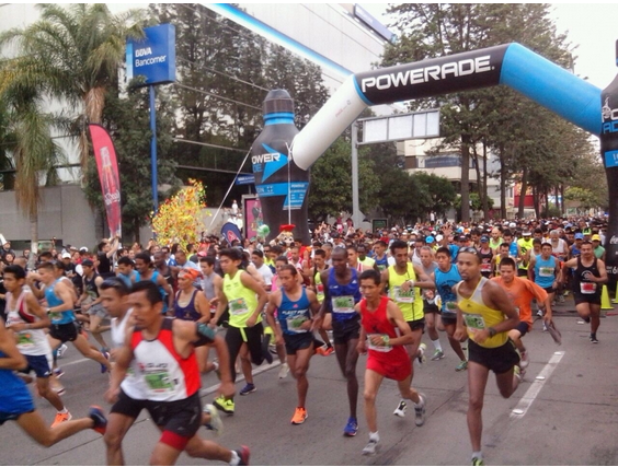 Llena de energía Simpatt  el  maratón y medio maratón internacional Tijuana 2015