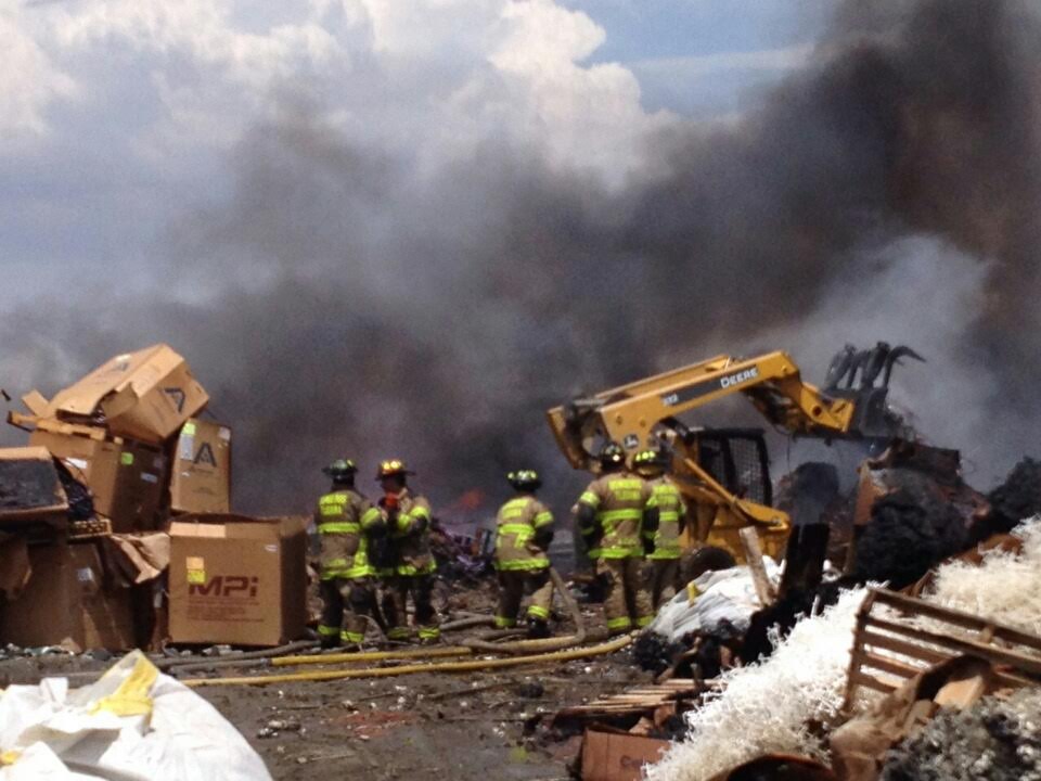Tres bomberos sufrieron “golpe de calor” al combatir el incendio de una recicladora
