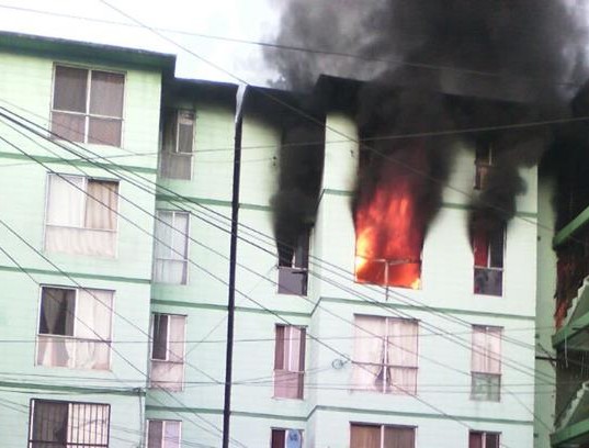 Rescatan a menor durante un incendio, en condominios Infonavit Chihuahua