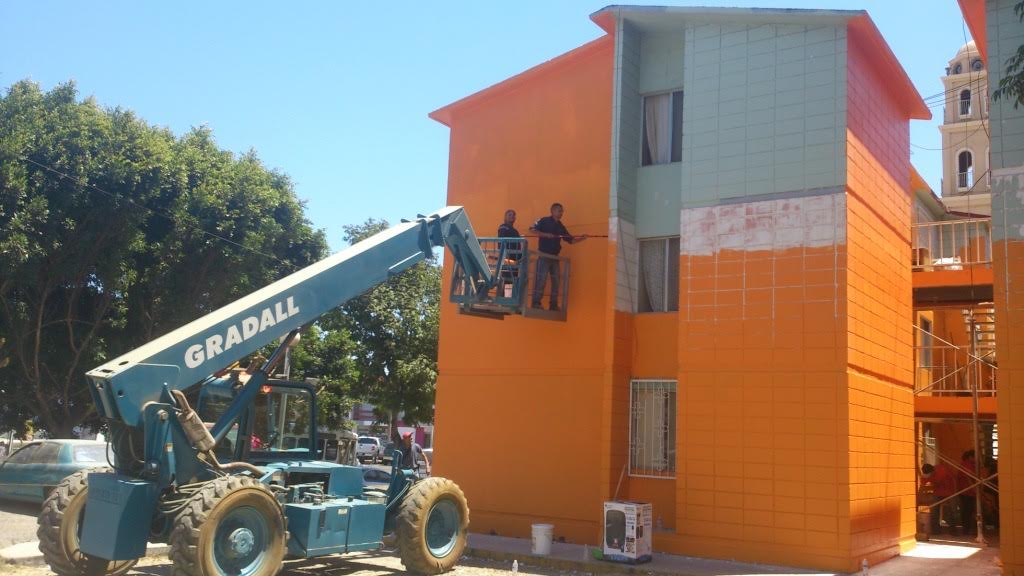 Vecinos y personal de  Infonavit participan en la pinta del icónico condominio Todos Santos, en Ensenada