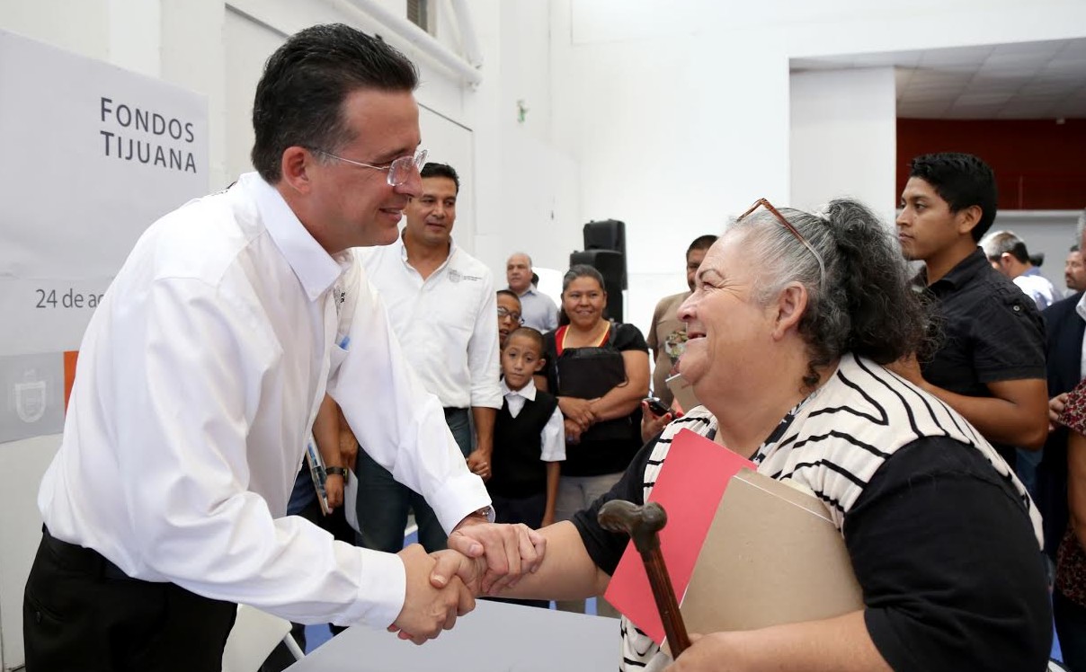 Jorge Astiazarán entrega apoyos económicos para mejora de 100 negocios