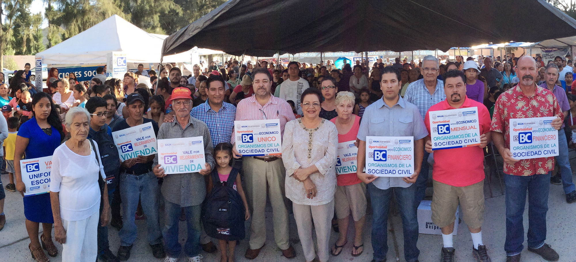 Gobierno del Estado entrega apoyos a residentes de la colonia El Descanso, en Tecate