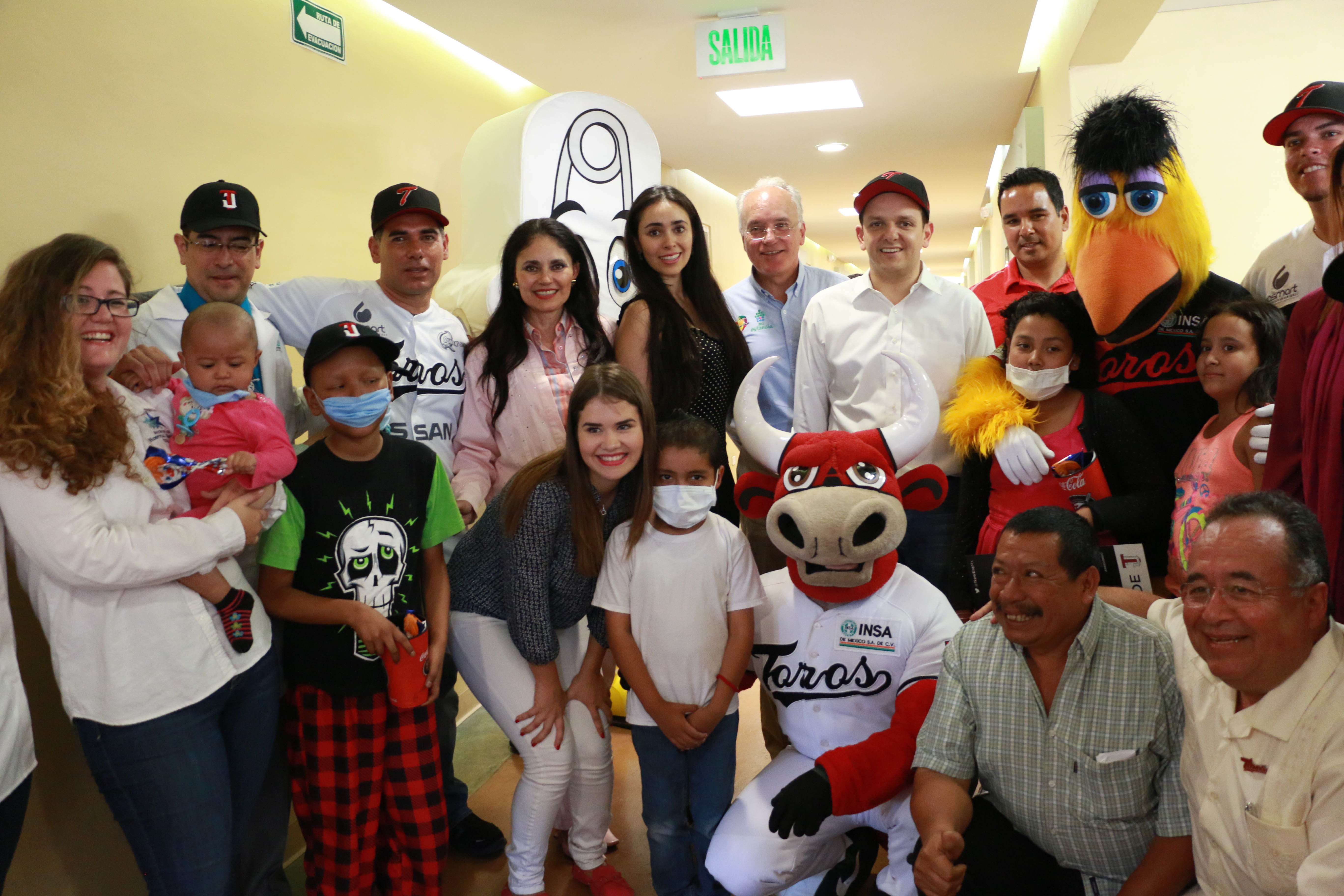 El Equipo de Toros de Tijuana visitó a menores con cáncer