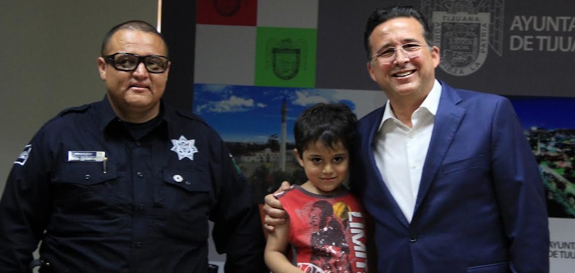 Alcalde reconoció heroísmo del oficial Juan Gallardo, por salvar la vida de dos personas en un incendio