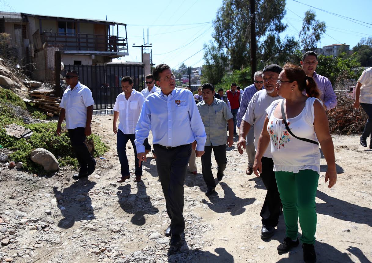 Jorge Astiazarán resuelve necesidades urgentes de residentes de Lomas Taurinas