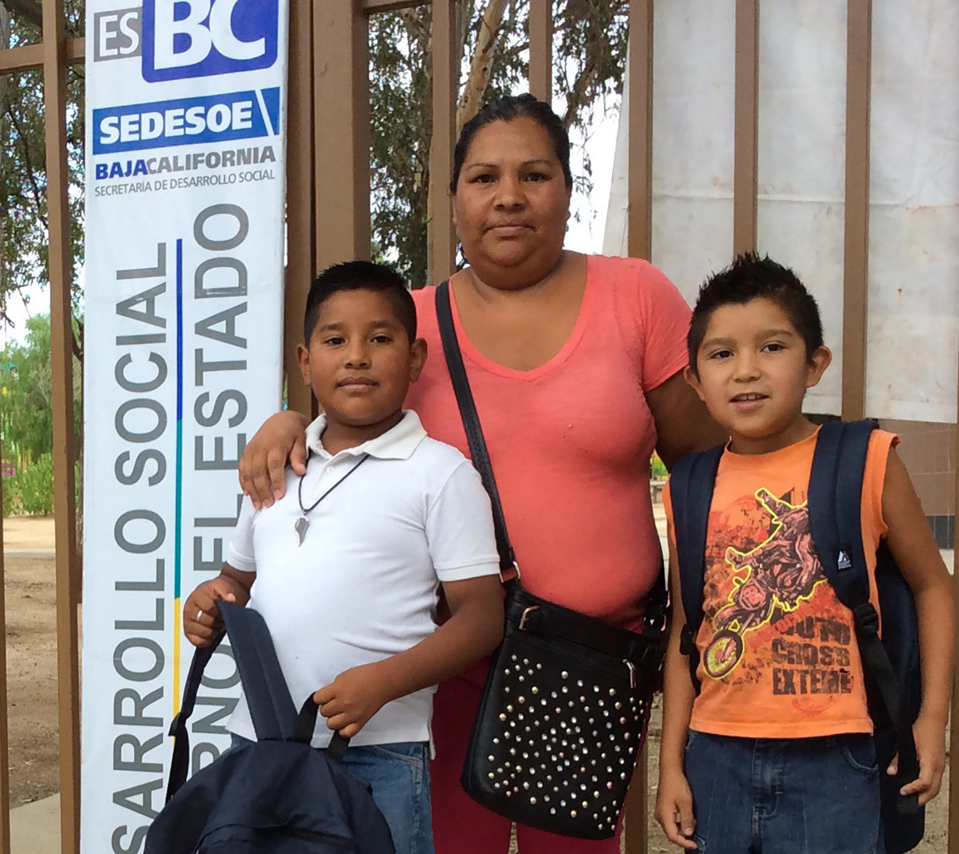 Alumnos de Tecate reciben paquetes escolares