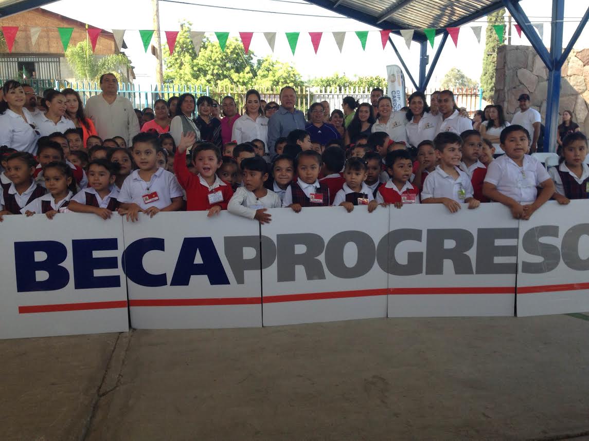 Entregan más 9 millones de pesos a escuelas a través de Beca Progreso