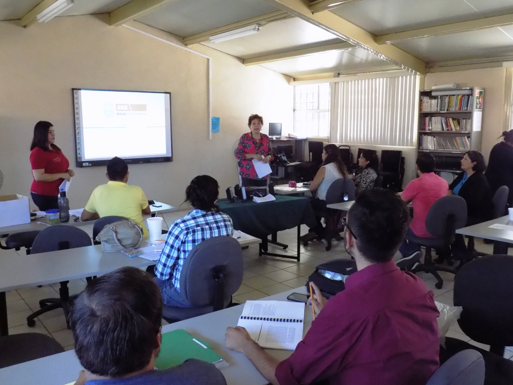Se profesionalizan docentes en asignatura de inglés de Rosarito
