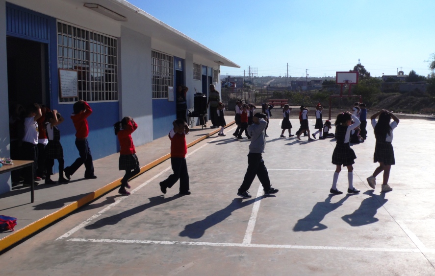 Estudiantes de educación básica en Rosarito, participan en simulacro de evacuación