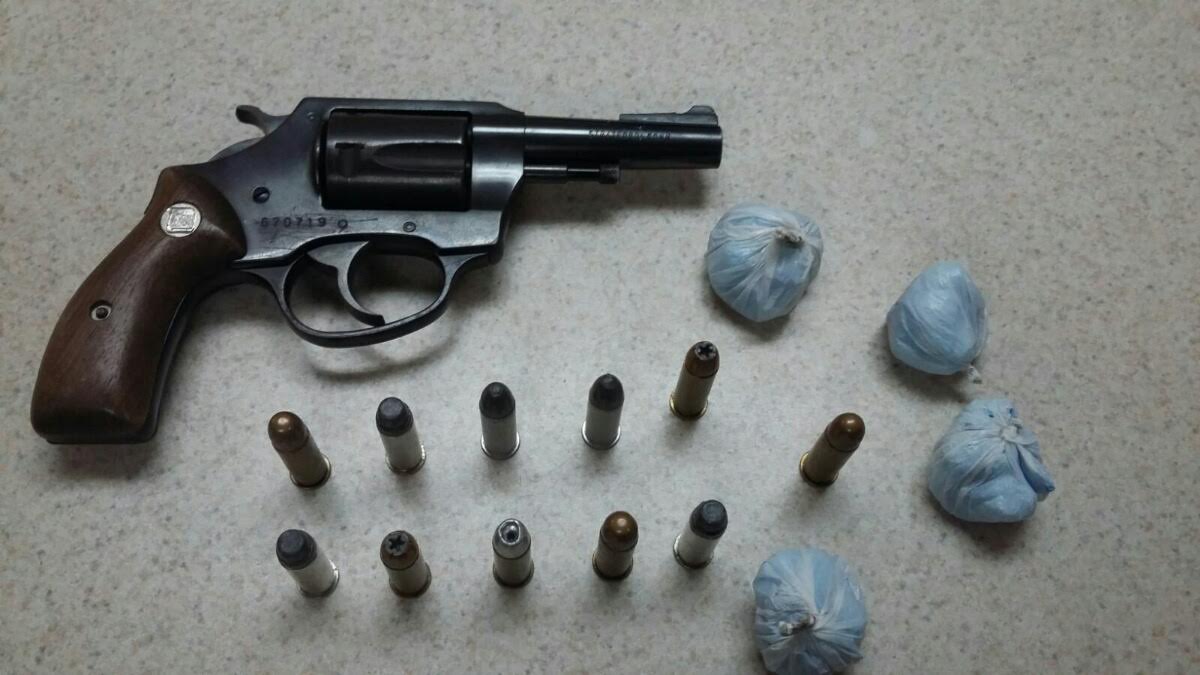 Cuatro narcomenudistas detenidos con un arma de fuego y 46 dosis de cristal