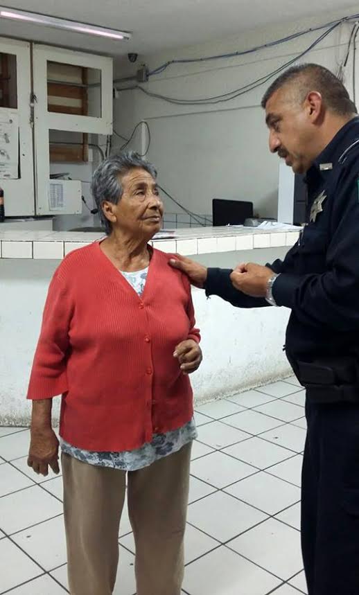 Policías de Rosarito localizan a mujer extraviada con alzheimer