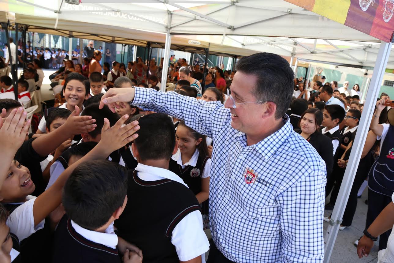 Realizan entrega de lentes y paquetes escolares en Primaria Carlos Villalvazo