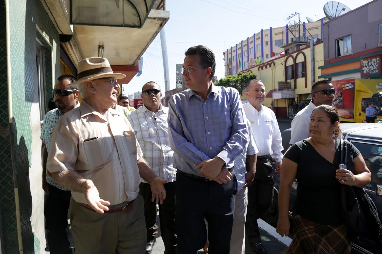 Alcalde de Tijuana encabeza recorrido en el primer cuadro de la ciudad
