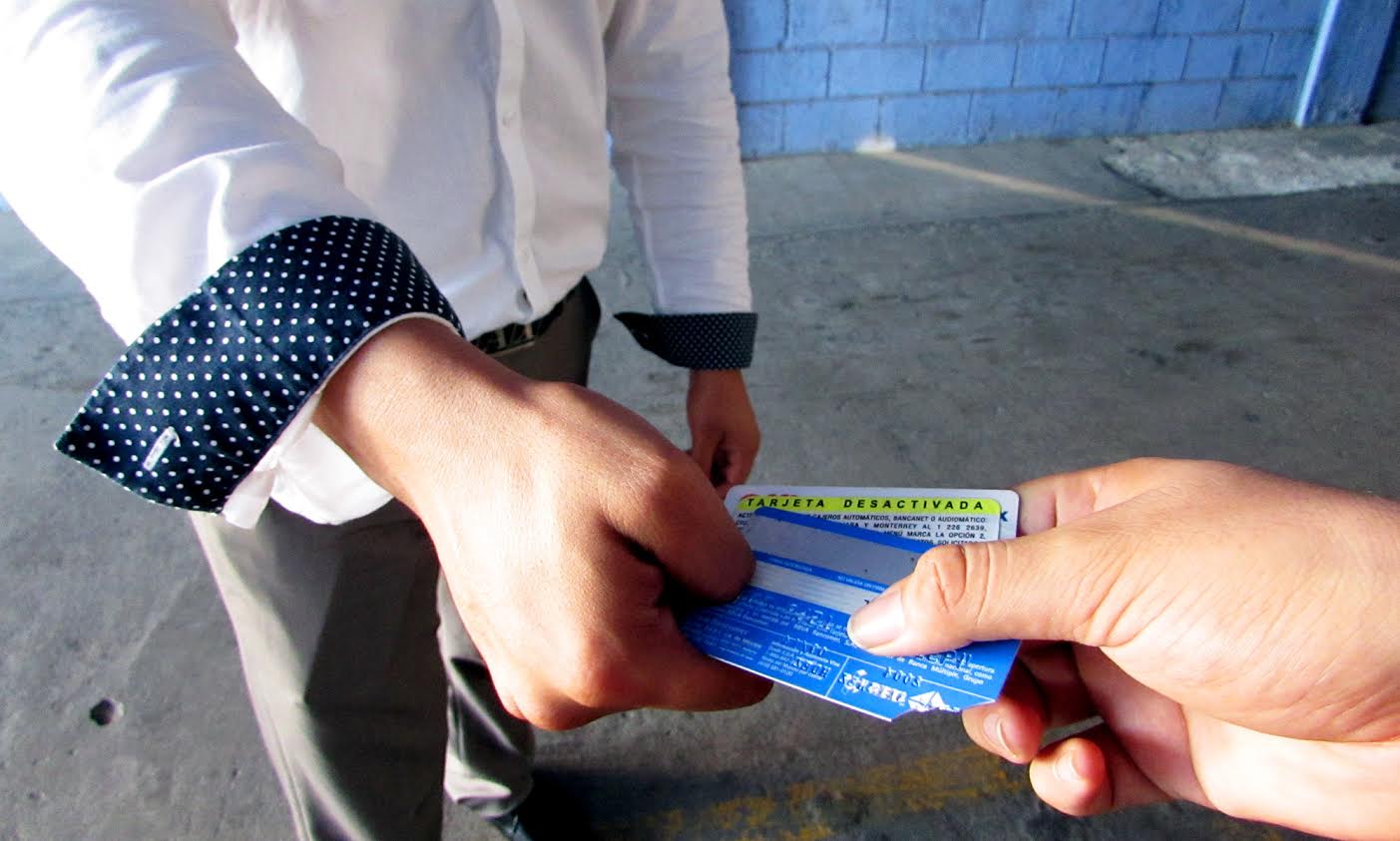 Operan bandas de defraudadores con tarjetas de crédito y cheques