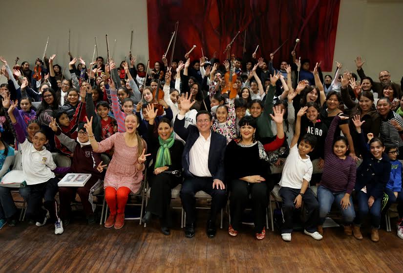 Alcalde de Tijuana apoya a niños con talentos musicales