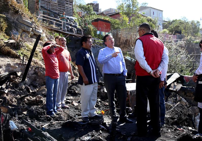 Alcalde de Tijuana apoya a familia afectada por incendio
