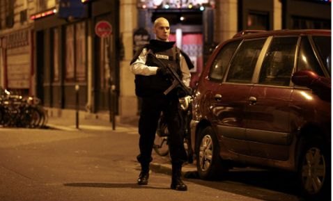 Ola de atentados deja 18 muertos y toman a rehenes, en París
