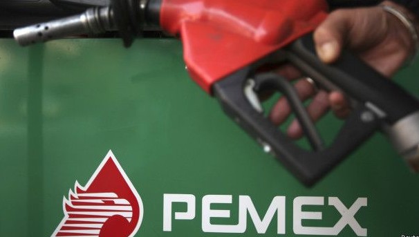 Por qué Pemex vende gasolina en EE.UU. a la mitad del precio que en México