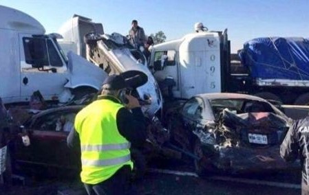 Carambola de 80 autos en Circuito Exterior Mexiquense deja 9 muertos