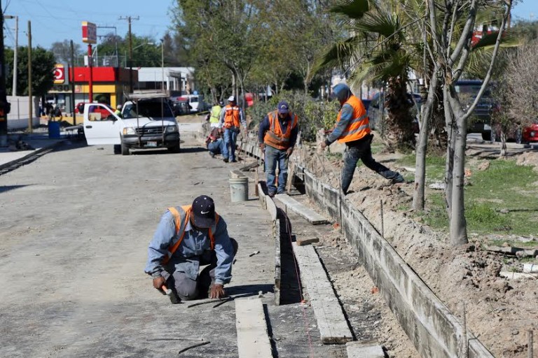 Continúan trabajos de reconstrucción en avenida Laguna Salada