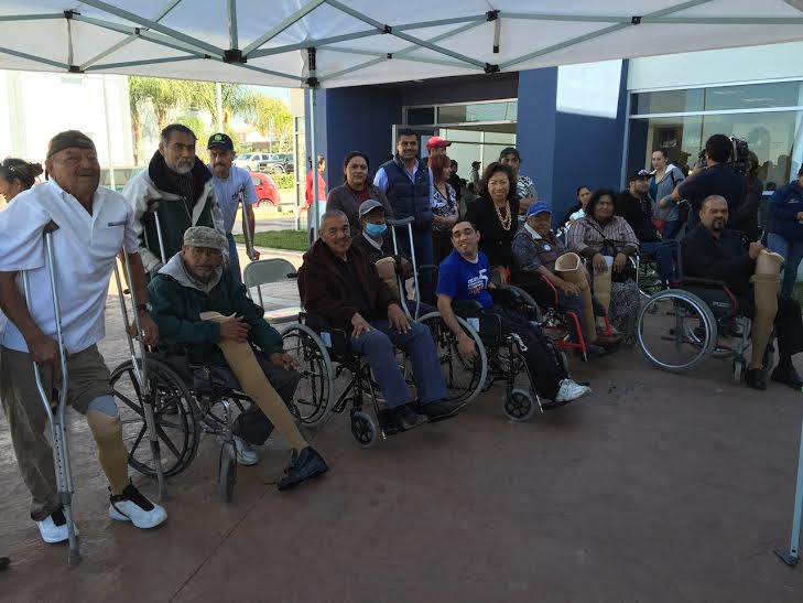 DIF de Rosarito entrega sillas de ruedas y prótesis