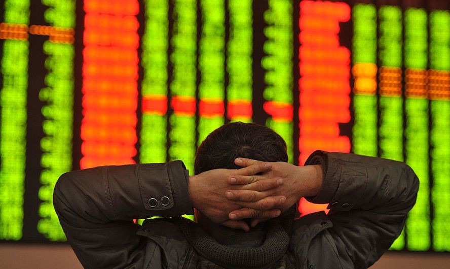 China paraliza por primera vez la actividad de sus bolsas tras registrar fuertes caídas