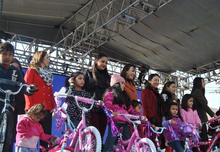 Los Reyes Magos llegaron al Hipódromo cargados de juguetes y bicletas