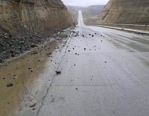 Atienden  incidentes causados por lluvias y viento en Rosarito