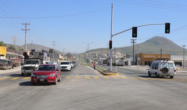 Instalan semáforos en Carretera Libre Tijuana-Tecate