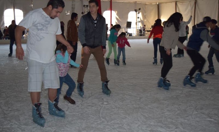 Continúa la Pista de Hielo en Parque Morelos