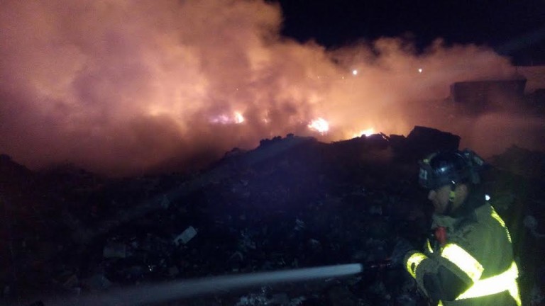 Más de 12 horas ha trabajado bomberos en el incendio de una recicladora