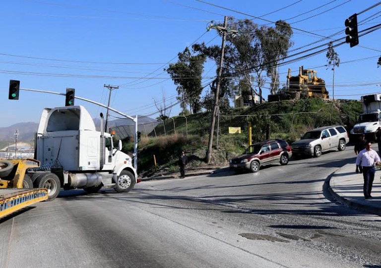 Astiazarán pone en función semáforo en Carretera Libre a Tecate