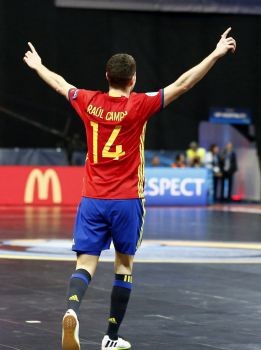 España, a la final tras superar al portero-jugador kazajo