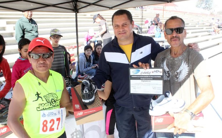 Grupo Unidos Por Tijuana realiza donación de tenis a liga de atletismo