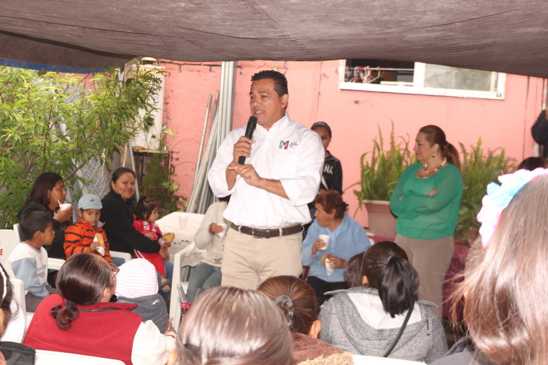 Se reune Napo Arturo Aguirre con simpatizantes en el Distrito 13
