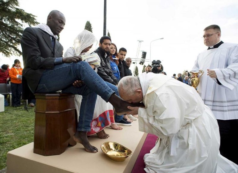 El papa Francisco lava y besa los pies a refugiados