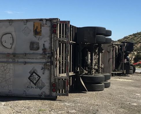 Atienden volcadura de trailer en Tecate; transportaba residuos peligrosos