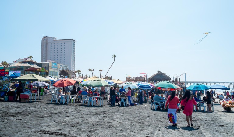 Llegan miles de turistas a Playas de Rosarito