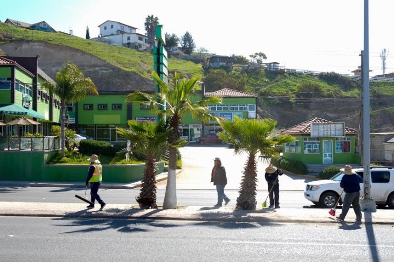 Inician trabajos de limpieza en boulevard Benito Juárez de Rosarito