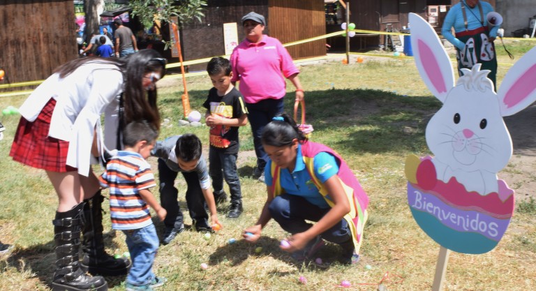 Más de 600 menores participan en la búsqueda de huevos de pascua en Parque Morelos