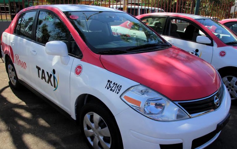 Ponen a circular Taxis Rosas en la ciudad