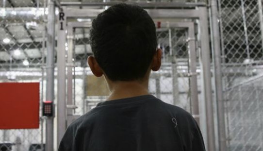 La “aterradora” experiencia de los niños que se enfrentan solos a tribunales de deportación en EE.UU.
