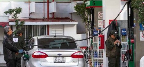 Litro de gasolina Magna seguirá a 13.16 pesos en mayo; Premium baja a $13.95