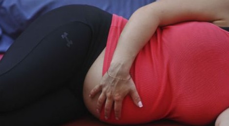 Dan 100 años de cárcel a mujer que extrajo feto de una embarazada en EU