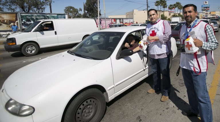 Realizan boteo en apoyo a la Cruz Roja de Tijuana