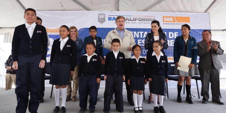 Anuncia Gobernador entrega de 100 mil becas de uniformes escolares