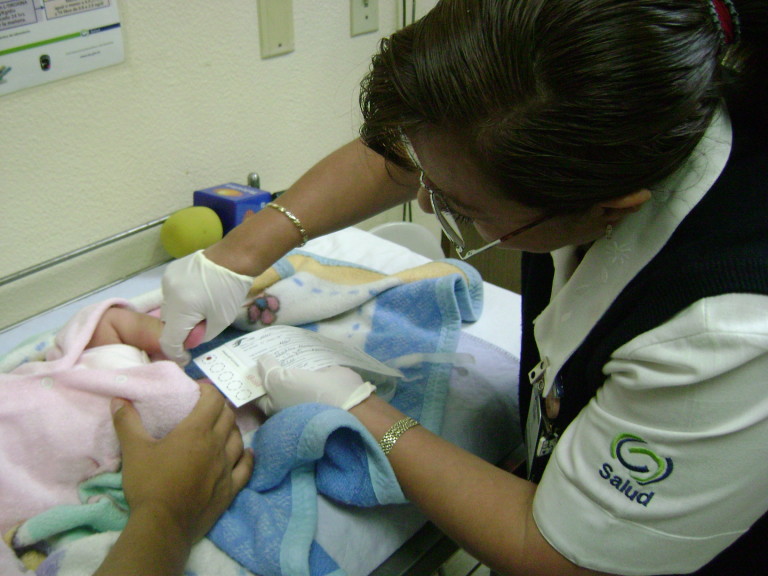 Buscan a la madre del bebé que resultó positivo en la prueba de tamiz neonatal